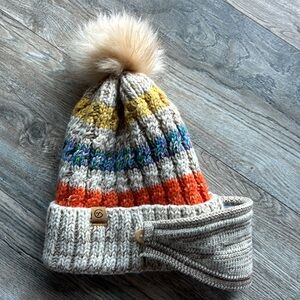 ChillMeister pom-pom beanie